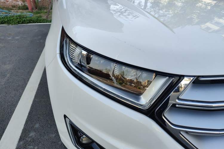 Used Ford Edge 2016 EcoBoost 245 Four-Wheel Drive Titanium Edition 7-Seater Right Front Headlight