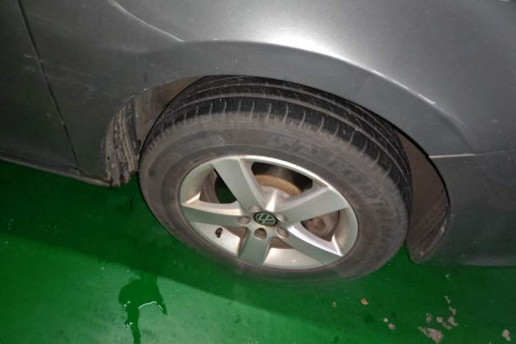 Used Volkswagen Bora 2012 1.6L Automatic Fashion Edition Right Front Wheel Hub