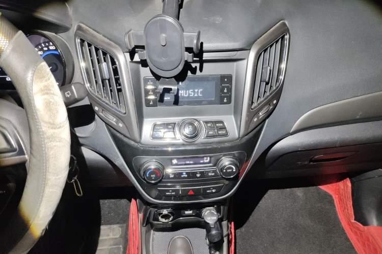 Used CHANGAN CS15 2016 1.5L Automatic Fashion Edition Audio And AC Panel