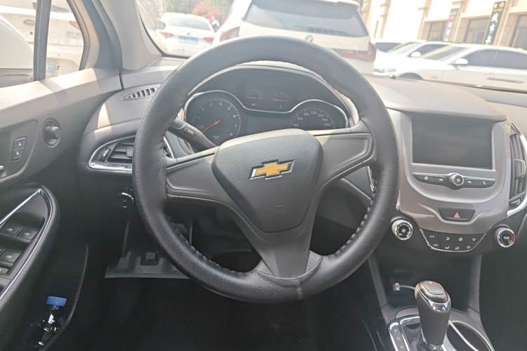 Used Chevrolet Cruze 2018 320 Automatic Pioneer Sunroof Edition Steering Wheel