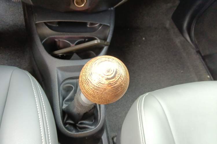 Used Nissan Livina 2013 1.6XE Manual Comfort Edition Gear Lever