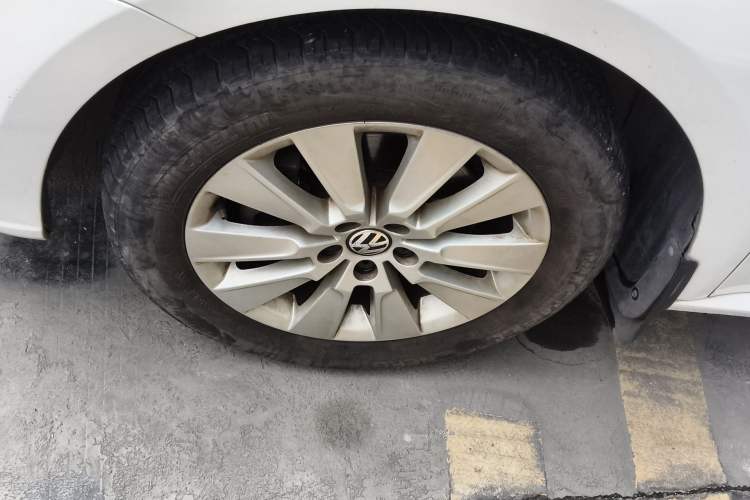 Used Volkswagen Lavida 2013 Revised Version 1.4 TSI DSG Comfort Edition Left Front Wheel Hub