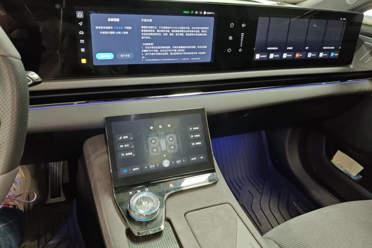 Used VOYAH PASSION 2024 PHEV Four-Wheel Drive Ultra-Long Range Executive Edition Audio And AC Panel