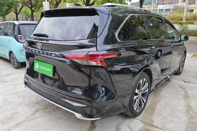 Used Toyota Granvia 2022 2.5L Hybrid Flagship Edition
