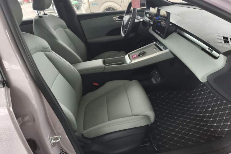 Used Roewe D6 2025 450km Deluxe Edition
