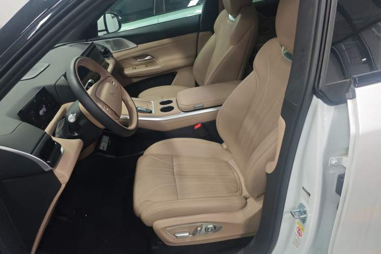 Used XPeng G9 2025 625 Long-Range Max Left Front Seat