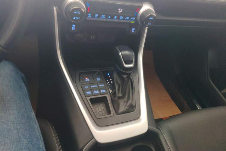 Used Toyota Wildlander 2022 2.0L CVT 4x4 Luxury PLUS Edition Gear Lever