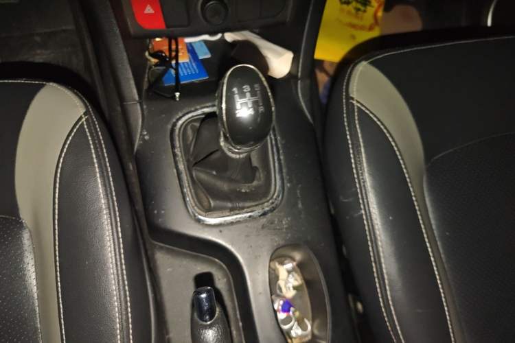 Used HYOSOW H3 2015 1.5L manual Comfort trim level Gear Lever