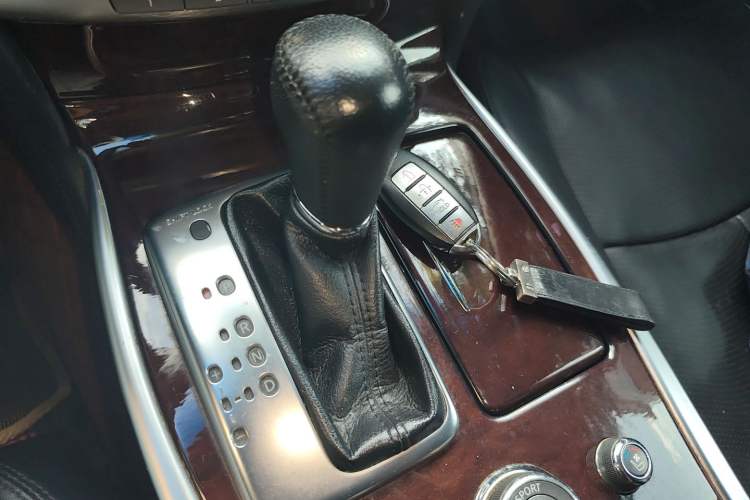 Used Infiniti M Series 2011 M25 Luxury Model
