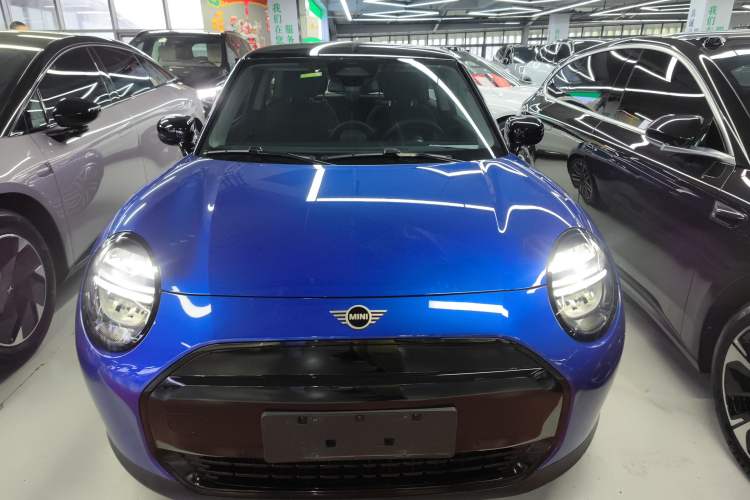 Used MINI Electric COOPER 2024 456km COOPER E Classic Edition Front