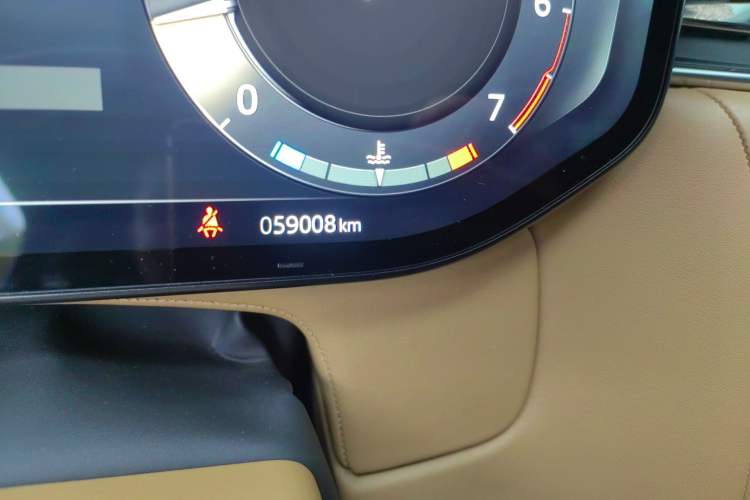 Used Land Rover Range 2023 3.0 L6 360 PS Grand Edition Odometer Close Up