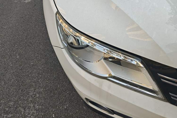 Used Volkswagen Tiguan 2012 2.0 TSI Automatic All-Wheel Drive Flagship Edition Right Front Headlight