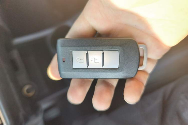 Used Mitsubishi Outlander 2013 2.4L 4x4 Luxury Navigation Edition 5 Seats Vehicle Key