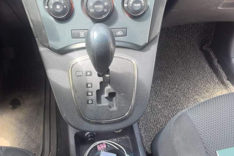 Used Kia Carens 2011 1.6L 5-Seater Automatic Comfort Edition Gear Lever