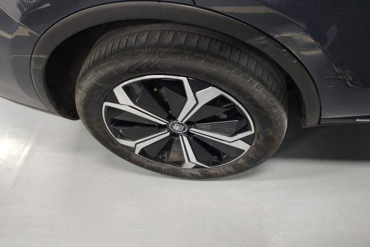 Used BYD Tang New Energy 2024 EV Champion Edition 600KM Deluxe Model Right Rear Wheel Hub