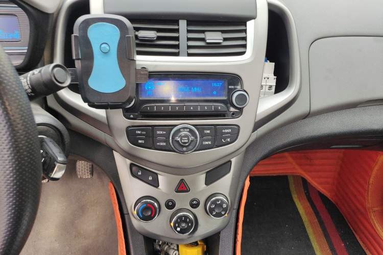 Used Chevrolet Aveo Sonic 2014 Sedan 1.4SL MT Comfort Edition Audio And AC Panel