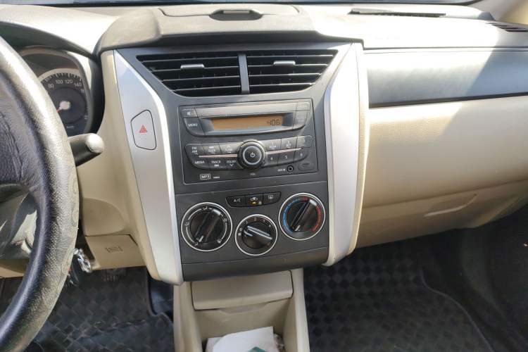 Used Venucia R50 2013 1.6L Manual Fashion Edition Audio And AC Panel