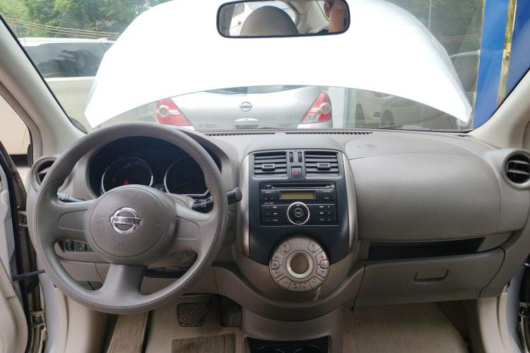 Used Nissan Sunny 2011 1.5XV CVT Deluxe Edition Center Console