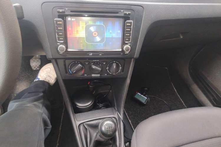 Used Volkswagen Santana 2015 1.6L Manual Fashion Edition
