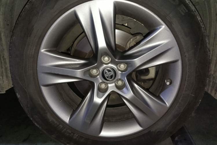 Used Toyota Highlander 2018 2.0T Four-Wheel Drive Prestige Version 7 Seats China V Emission Standard Right Front Wheel Hub