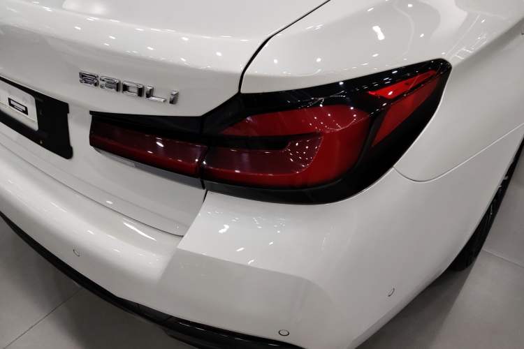 Used BMW 5 Series 2022 Second Facelift 530Li Leading Edition M Sport Package Right Rear Taillight