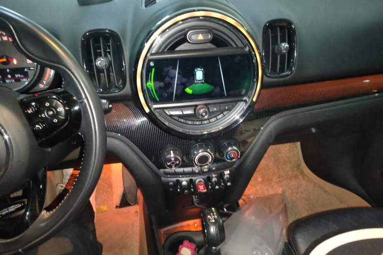 Used MINI Countryman 2018 1.5T COOPER ALL4 Artist Audio And AC Panel