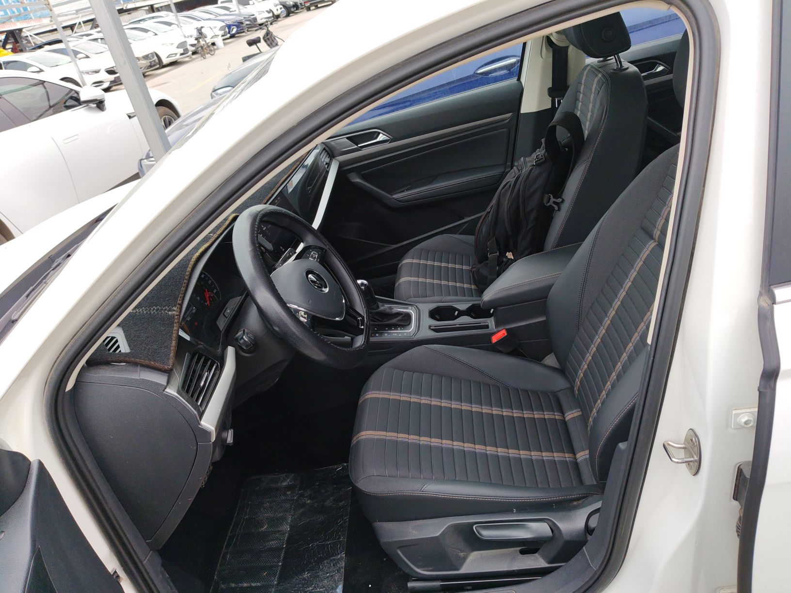 Переднее сиденье в автомобиле