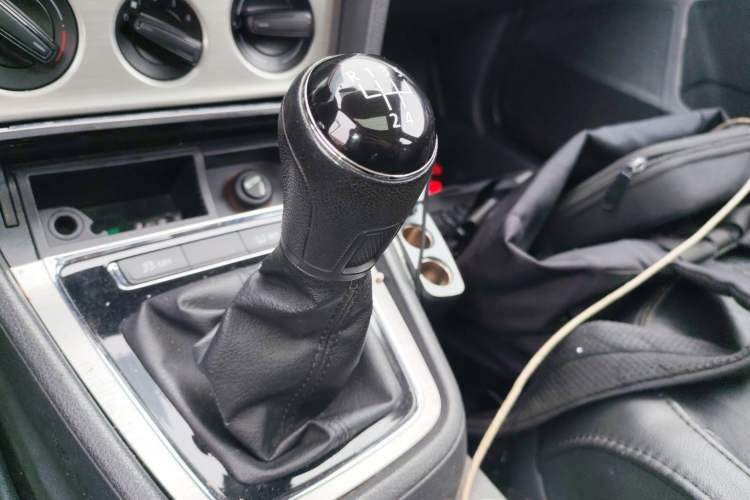 Used Volkswagen Lavida 2013 Restyled Classic 1.6L Manual Comfort Edition Gear Lever