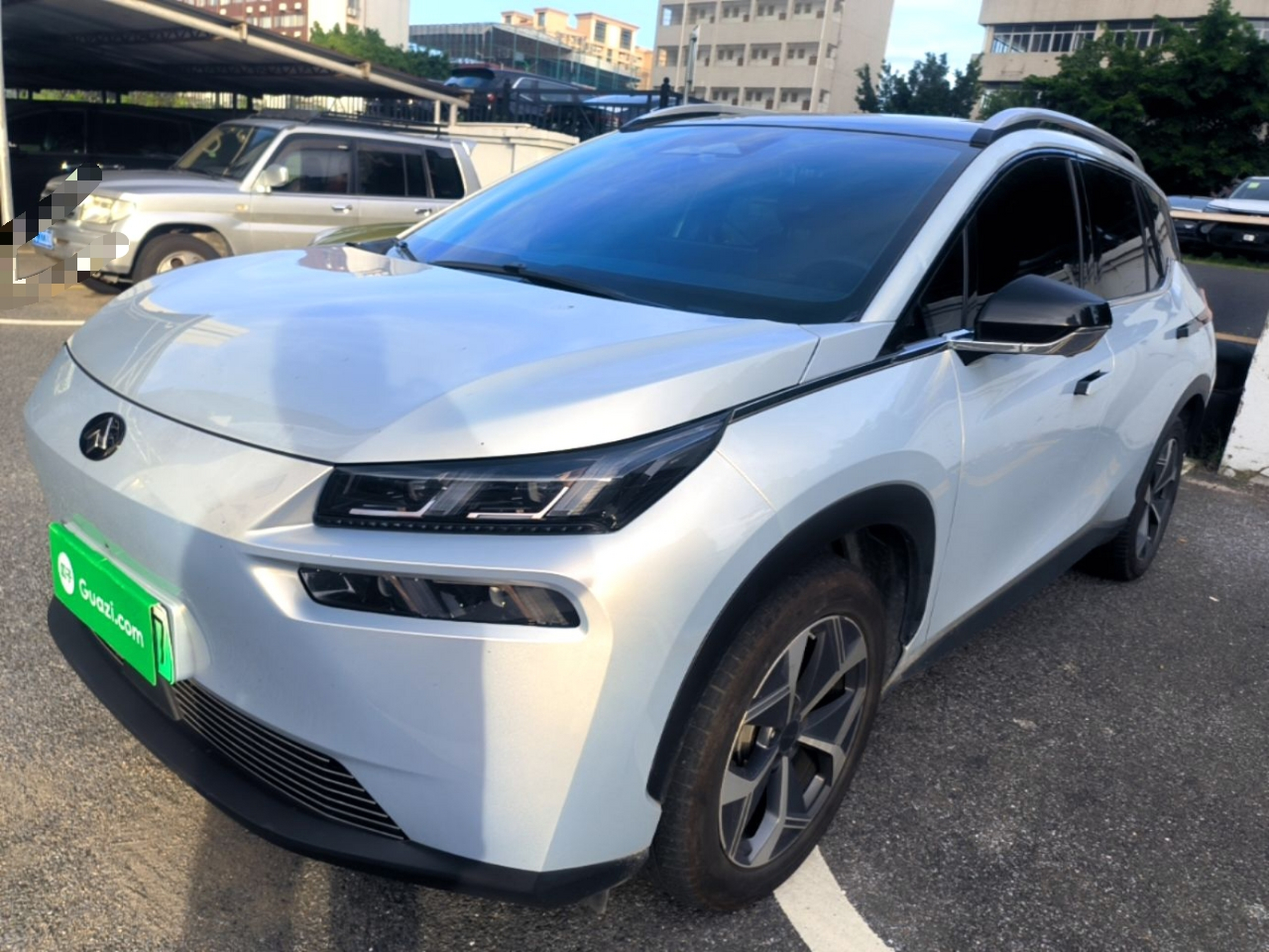Под передней частью автомобиля