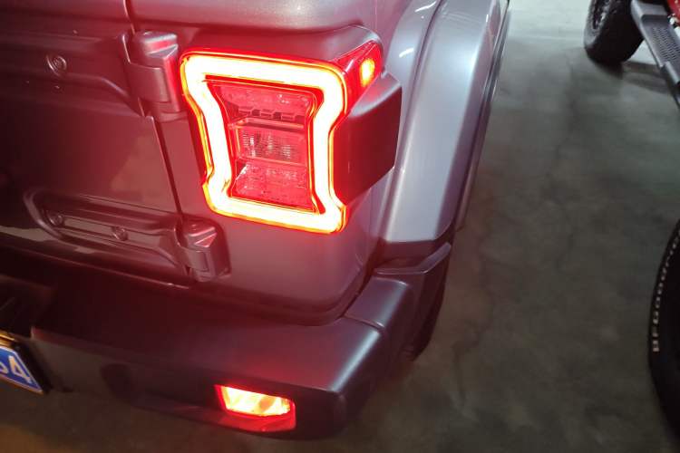 Used Jeep Wrangler 2019 2.0T Sahara Four-Door Version China VI Emission Standard
