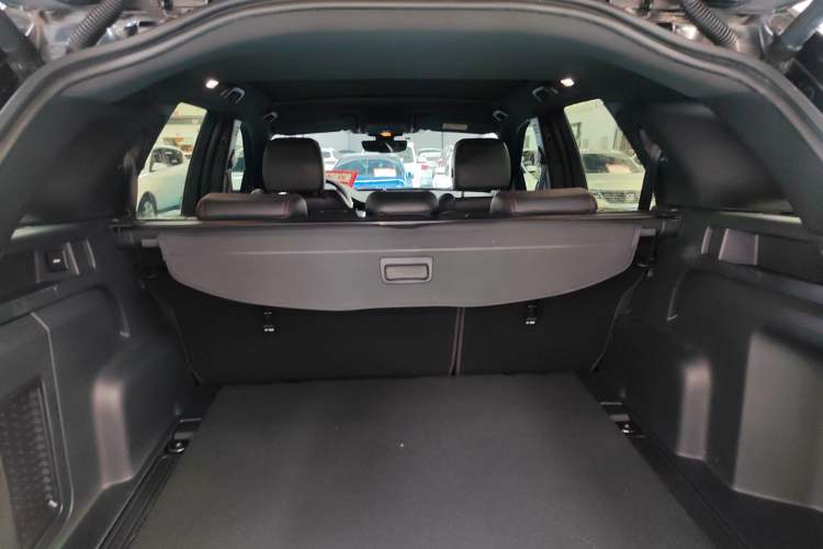 Used Land Rover Discovery Sport 2020 249 PS R-Dynamic Performance Edition Trunk