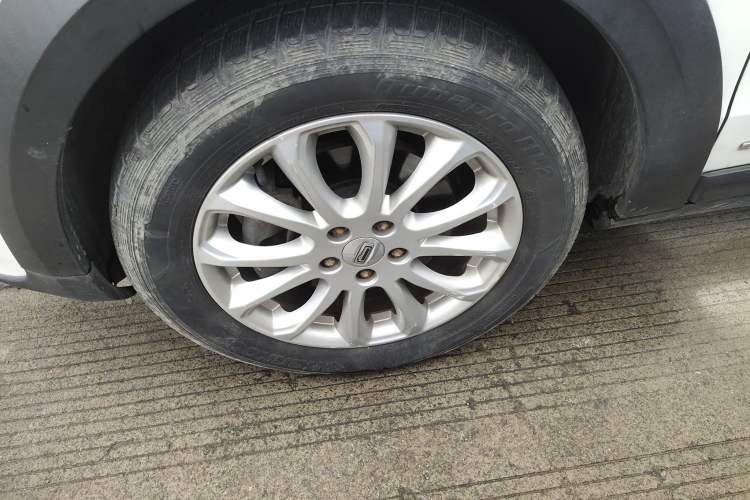 Used Qoros 3 2016 Urban SUV 1.6T Automatic Zhiyue Model Exterior 4