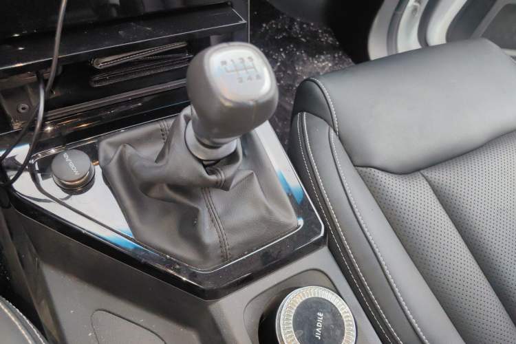 Used Wuling Zhengcheng 2021 1.5T Manual Luxury Commercial Vehicle Gear Lever