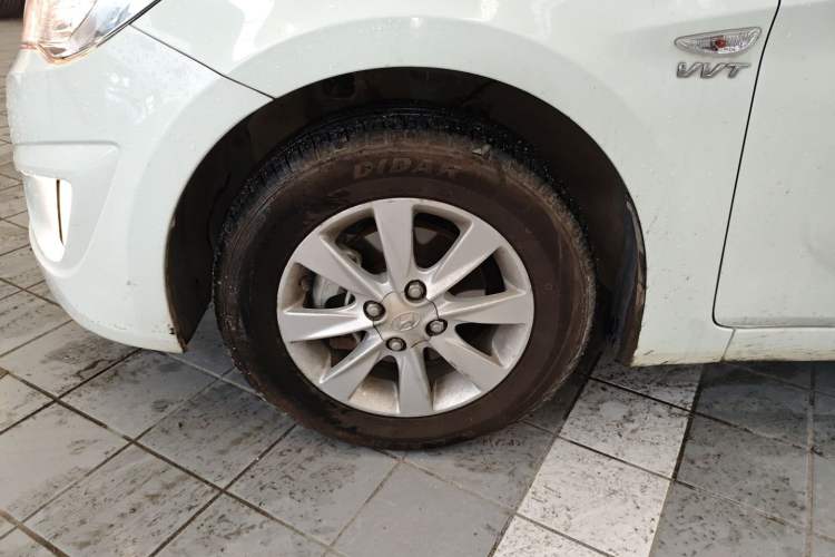 Used Hyundai Verna (older generation) 2011 Hatchback 1.4L Manual Comfort Model GS
