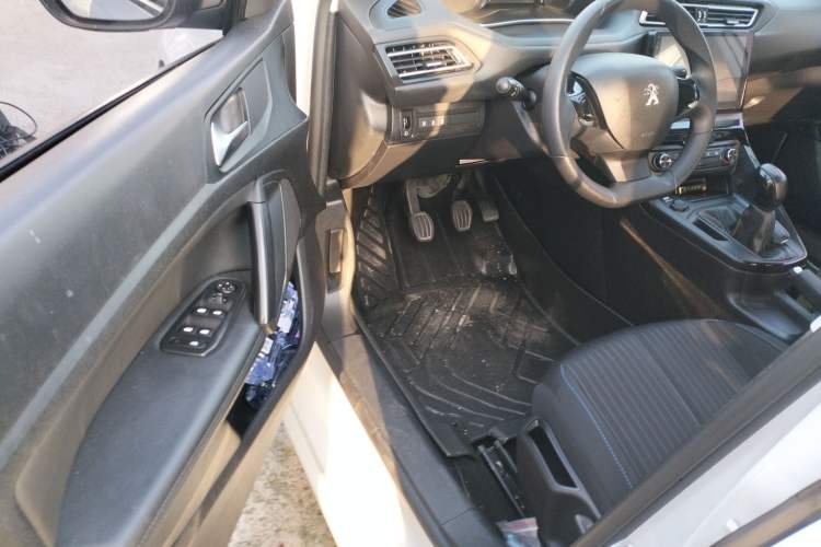 Used Peugeot 308 2018 1.6L Manual Fashion Edition
