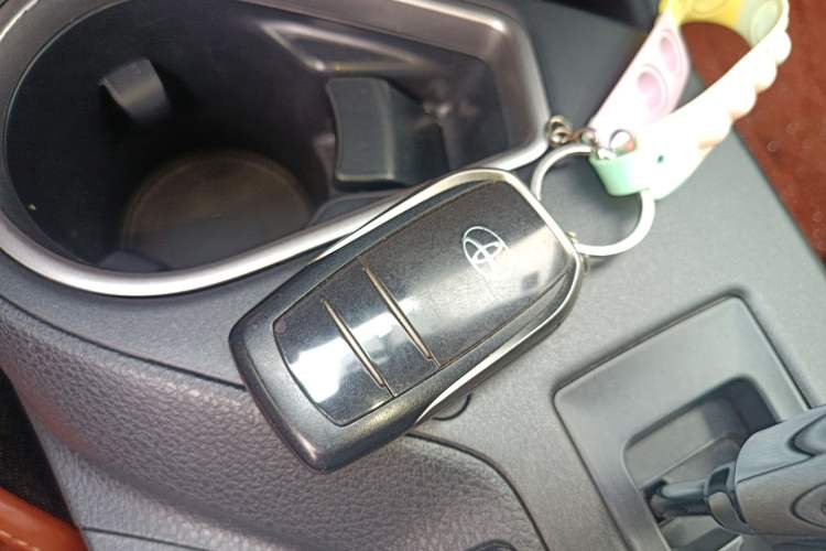 Used Toyota RAV4 2016 2.0L CVT Two-Wheel Drive Fashion Edition China V Standard Vehicle Key