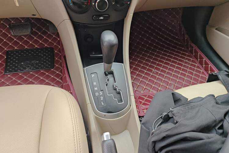 Used Hyundai Verna (older generation) 2014 1.4L Automatic Smart GLS Gear Lever