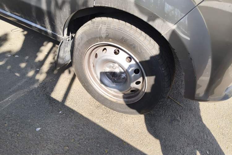 Used Jinbei Hiace X30 2024 1.5L Wealthy-Style Passenger Van 5/6/7 Seater with Front-Mounted Air Conditioning Right Front Wheel Hub