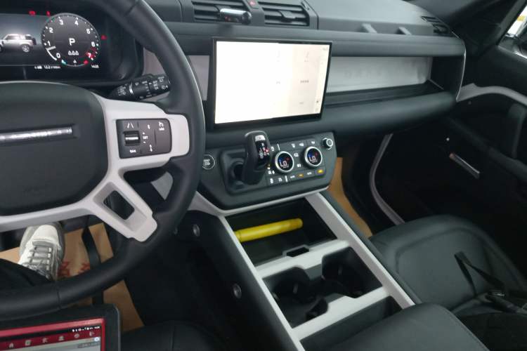 Used Land Rover Defender 2025 90 2.0T P300 S
