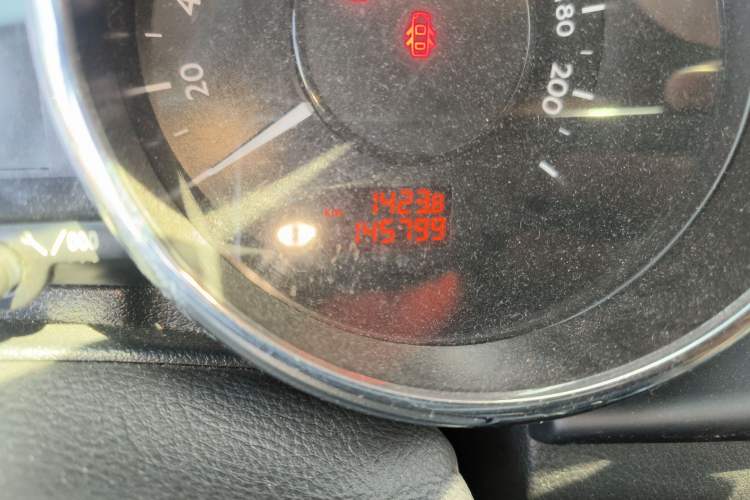 Used Peugeot 3008 2015 2.0L Automatic Classic Edition Odometer Close Up