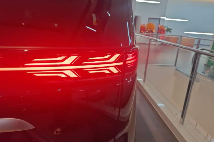 Used Denza D9 2025 DM-i Intelligent Drive 1020 Four-Wheel Drive Flagship Model