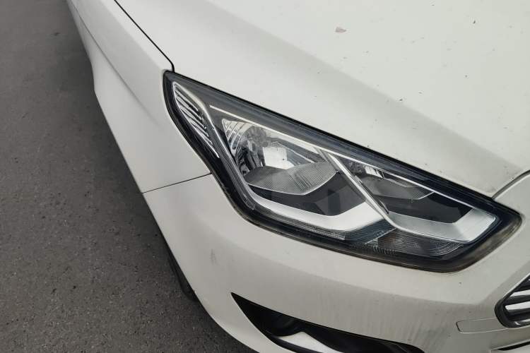 Used Ford Escort 2015 1.5L Automatic Fashion Model Right Front Headlight