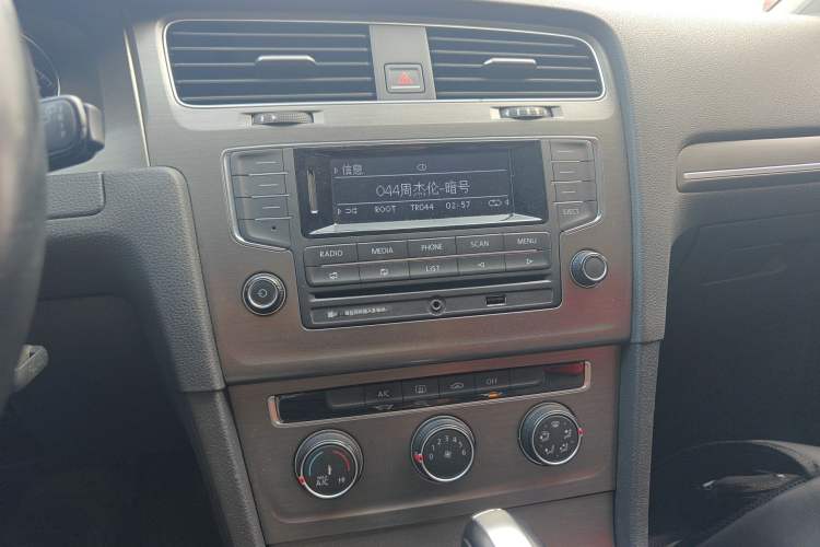 Used Volkswagen Golf 2014 1.6L Automatic Comfort Model Audio And AC Panel