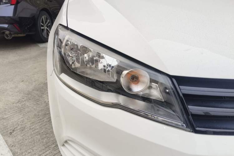 Used Volkswagen Jetta 2015 1.6L Automatic Fashion Model Right Front Headlight