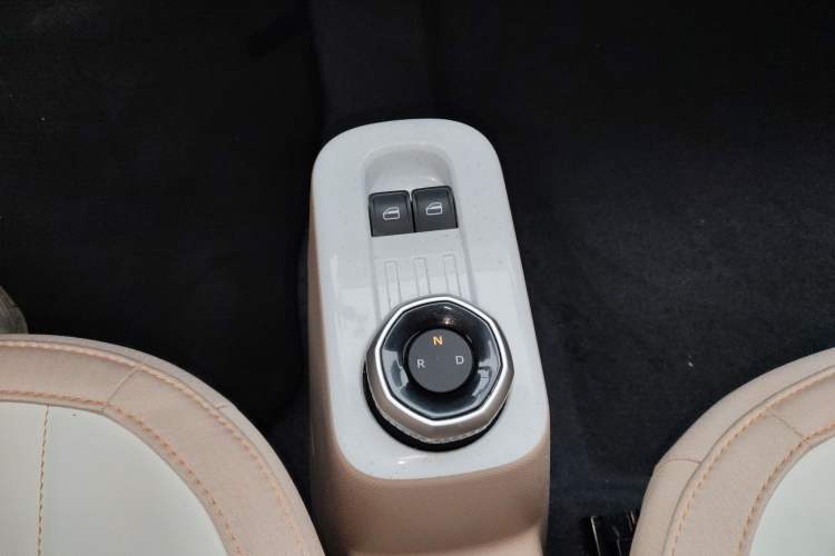Used Geely Galaxy Panda 2024 Panda Mini 200km Endurance Bear Gear Lever