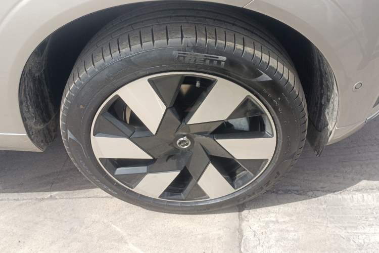 Used Volvo XC60 New Energy 2025 Plug-in Hybrid Long-Range All-Wheel Drive Smart & Luxurious Edition Right Front Wheel Hub