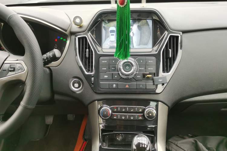 Used Huatai Santa Fe 2016 1.5T Gasoline Manual Two-Wheel Drive Smart Enjoyment i3 Model
