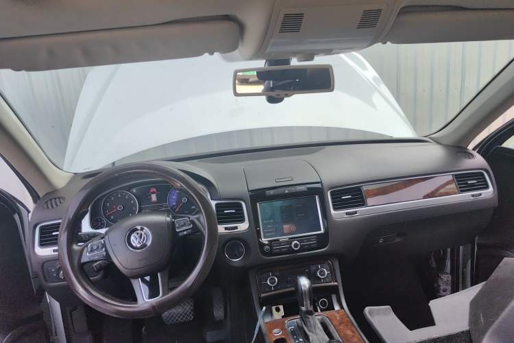 Used Volkswagen Touareg 2011 3.0 TSI High-End Version Center Console