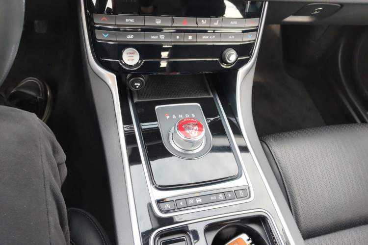 Used Jaguar XF 2016 XF 2.0T Two-Wheel-Drive Luxury Edition
