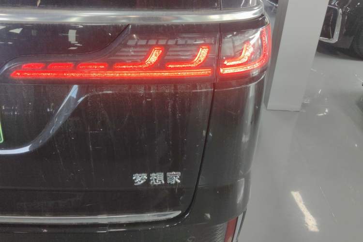 Used VOYAH Dream 2025 PHEV Four-Wheel-Drive Flagship Version – Qiankun Edition Right Rear Taillight